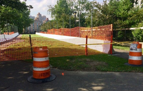A Short, Temporary Road on Roosevelt Island and the Future of Brooklyn and Queens Along this temporary road will roll the future of Brooklyn and Queens